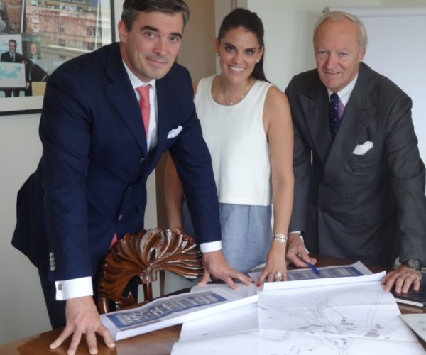 Mrs Eléonore de Poortere, surrounded by her brother Xavier Rey and her father Christian Rey.